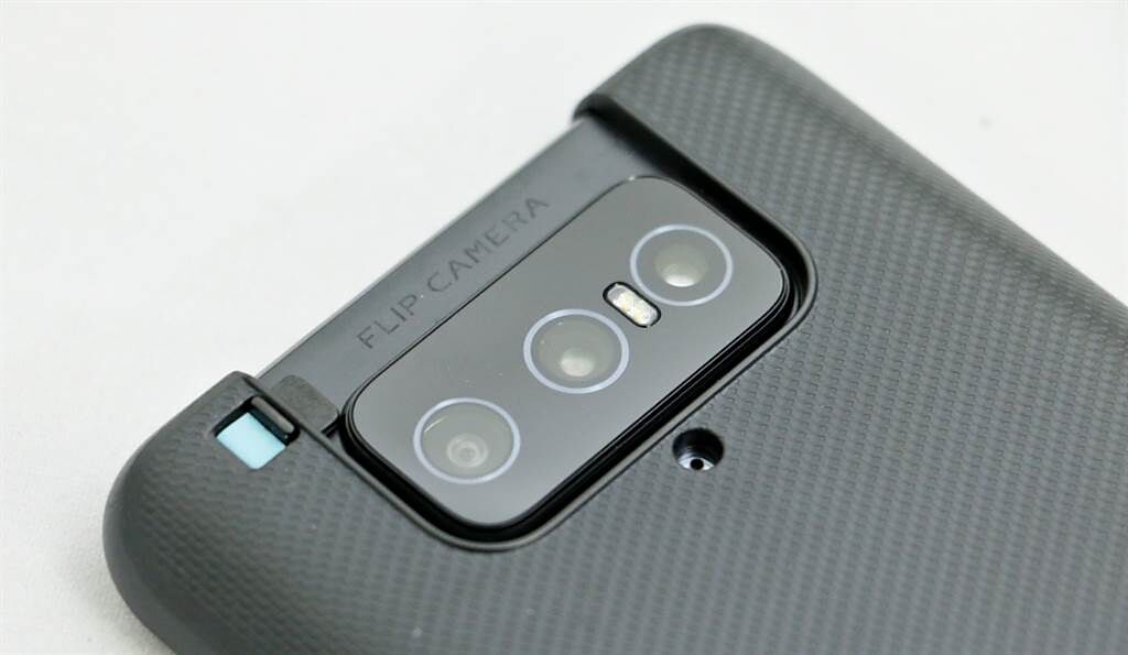 ZenFone 8 Flip官方保護殼鏡頭位置有卡榫設計。（黃慧雯攝）