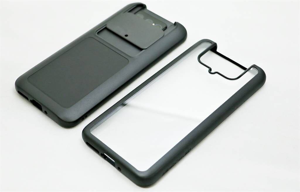 ZenFone 8 Flip犀牛盾、Devilcase保護殼安裝對比（2）。（黃慧雯攝）
