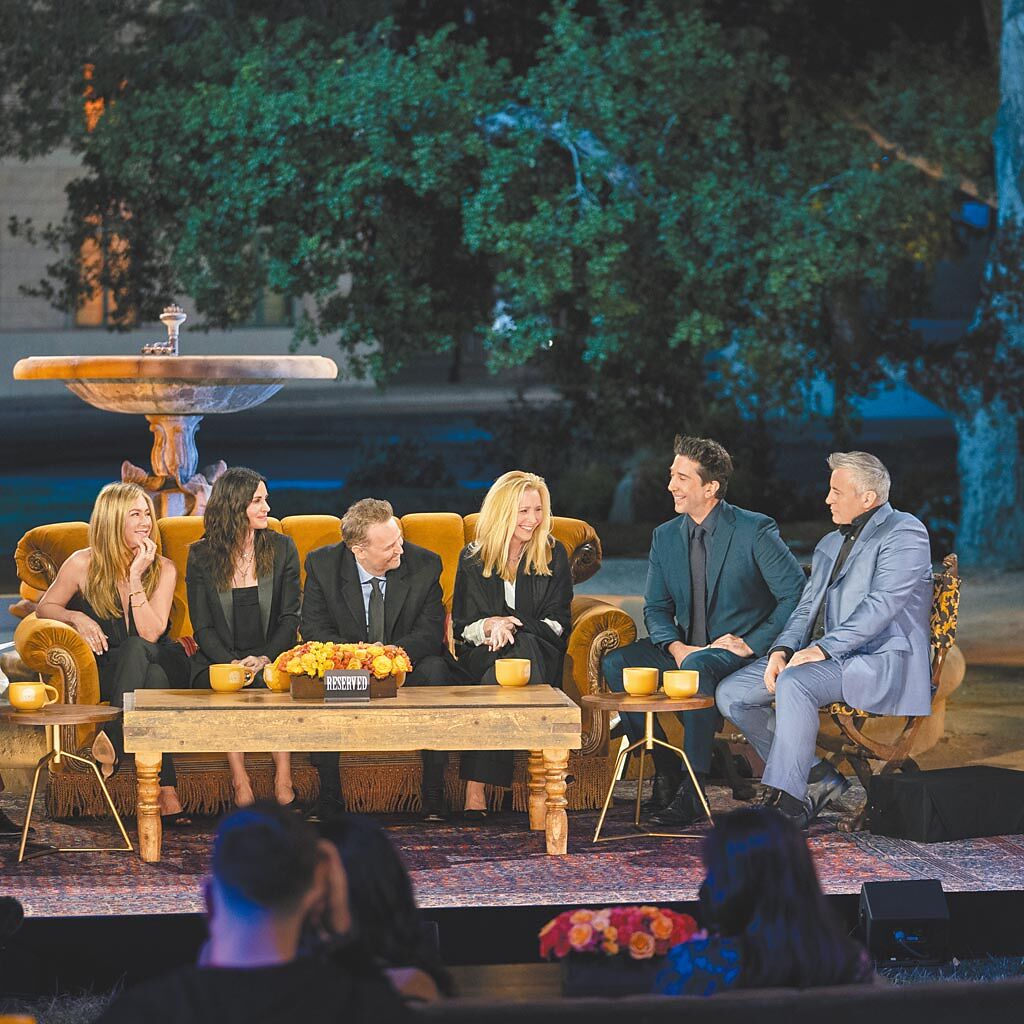 珍妮佛安妮斯頓（左起）、寇特妮考克斯、馬修派瑞、麗莎庫卓、大衛史溫默及麥特雷布藍克在經典噴泉前重聚。（HBO Max提供）
