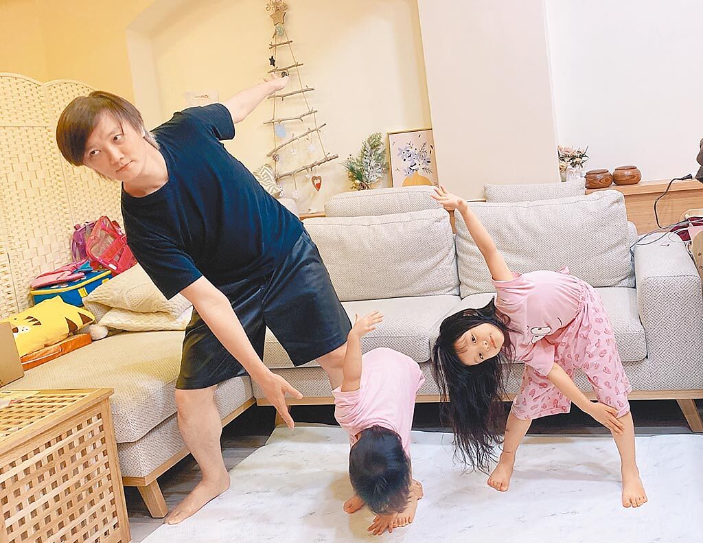 阿沁（左）近來居家防疫，陪伴2個女兒一起在家運動玩樂。（華研國際提供）