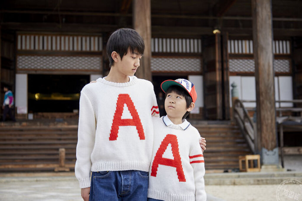 《淺田家！》片中兄弟倆在高田本山專修寺前拍攝合照（圖片提供：采昌國際多媒體） 