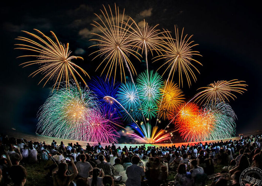 每年夏天「津花火大會」都會在阿漕浦海岸堤防舉行海上煙火秀（圖片提供_三重フォトギャラリー）