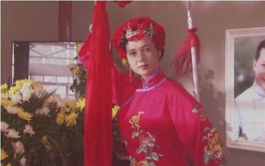 蔣雯麗在經典電影《霸王別姬》中，飾演張國榮的媽媽，在觀眾腦中留下深刻印象。(圖/ 摘自微博)