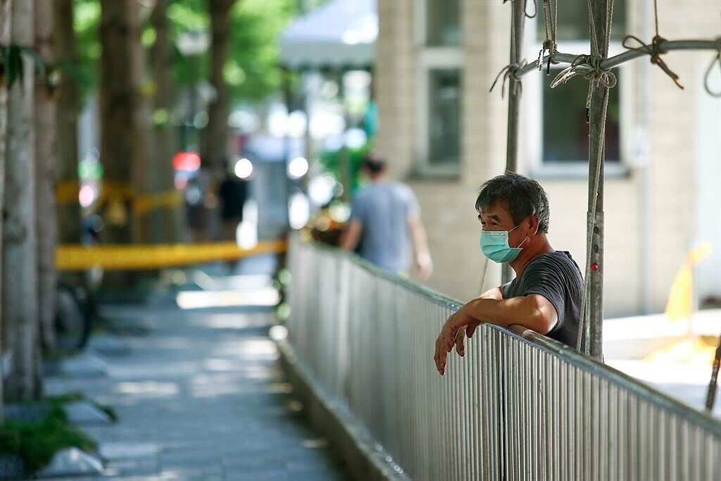前台大醫指出，接下來幾天若確診沒降，台灣就真的遇到大麻煩了。圖為全國宣布三級警戒後的街頭。（鄧博仁攝）