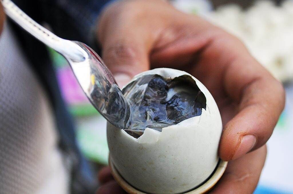 鴨仔蛋是東南亞常見的料理，是將快孵化成雛鴨的鴨蛋，用開水煮熟後，再敲開蛋殼食用。（示意圖／達志影像）