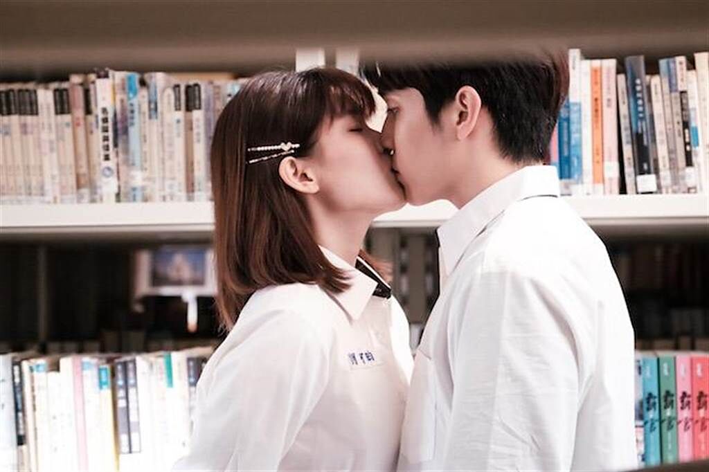 睦媄（左）跟陳彥嘉在《日蝕遊戲》的浪漫之吻，大放粉紅泡泡。民視提供