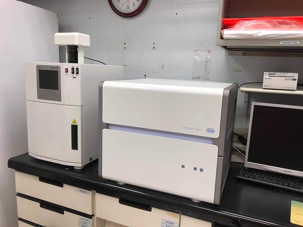 台大校內有PCR設備和P2實驗室，可投入防疫相關工作。圖為 real time PCR機台。（翻攝自管中閔臉書）