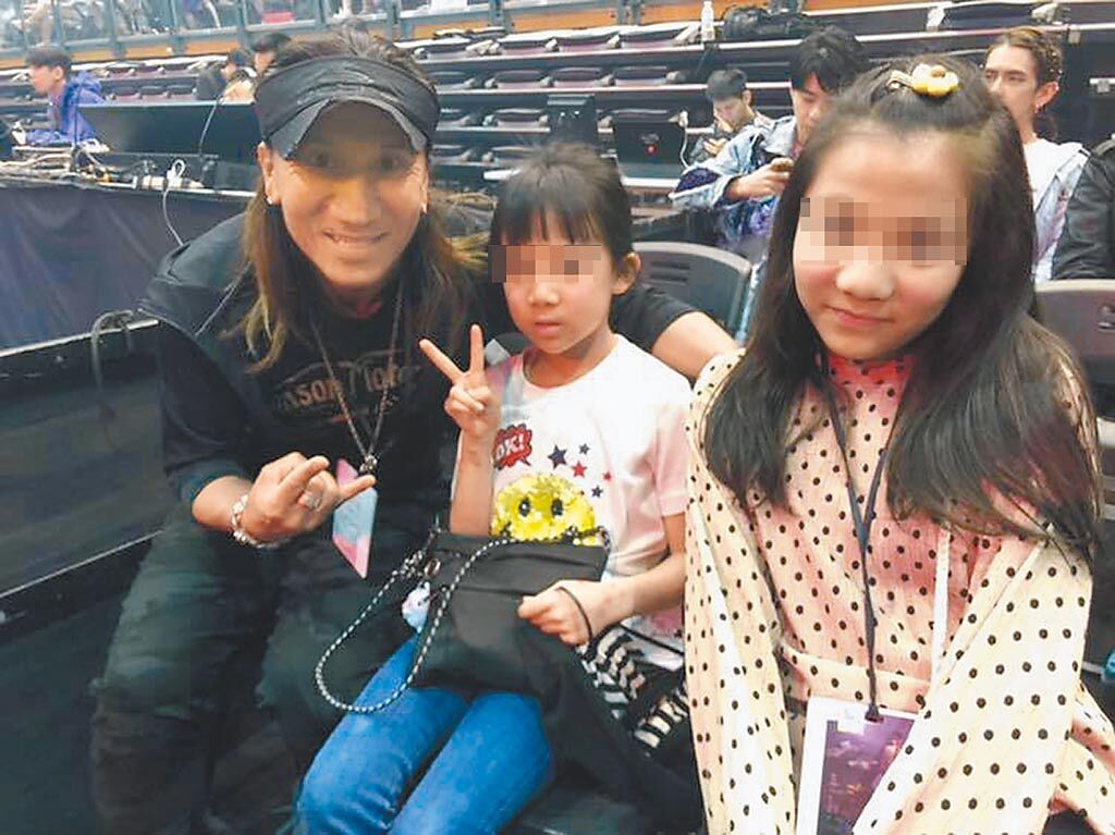 顏志琳休假常帶著女兒們外出遊玩。（摘自動力火車臉書）