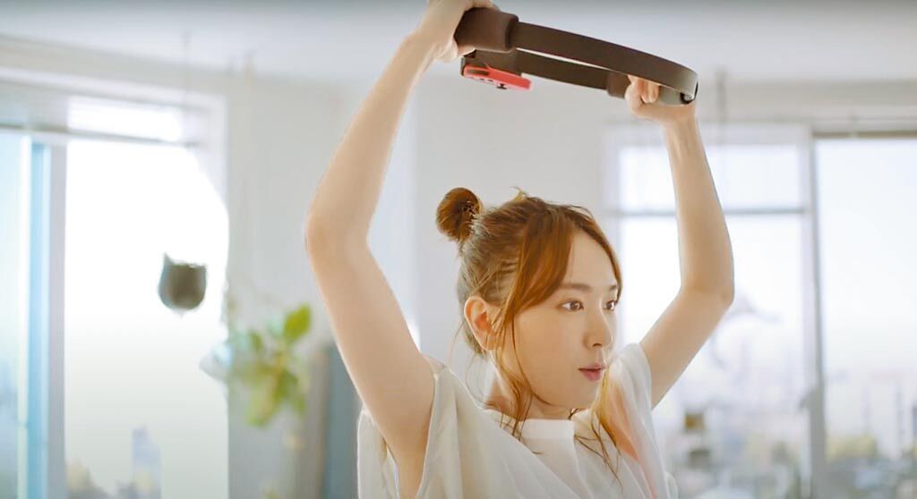 日本人氣女星新垣結衣現身《健身環大冒險》廣告片。Switch的健身環自去年疫情開始即面臨幾波缺貨潮，最近又因為疫情升溫再度熱賣。（摘自任天堂YouTube頻道）