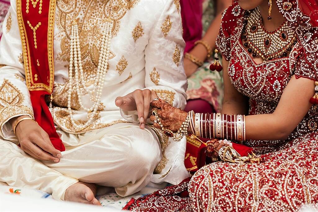 印度一名新娘在婚禮上心臟衰竭身亡，豈料雙方家人竟在不久後達成共識，將新娘的妹妹嫁給新郎。(示意圖/達志影像)