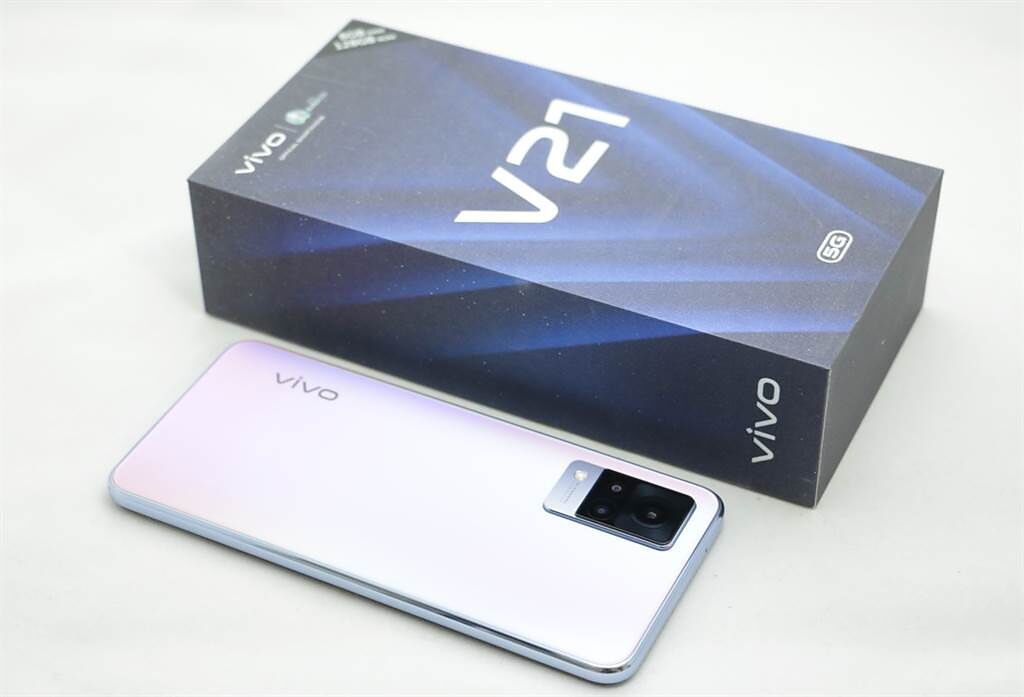 vivo V21 5G包裝盒與手機。（黃慧雯攝）