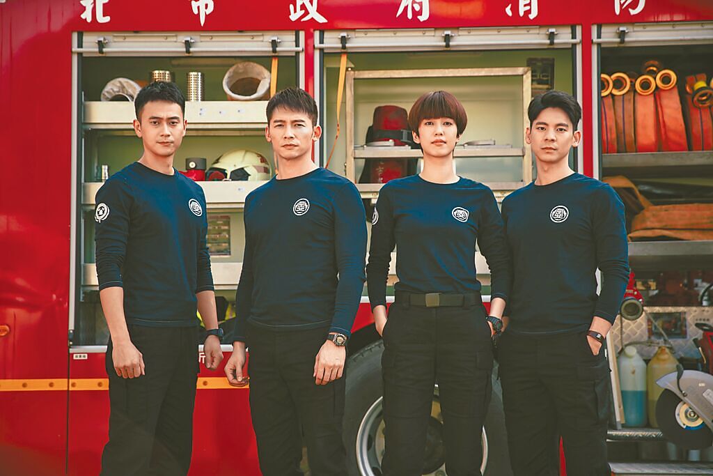 由劉冠廷（左起）、溫昇豪、陳庭妮、林柏宏主演的消防職人劇《火神的眼淚》最終回獲得收視「五冠王」肯定。（公視、myVideo提供）