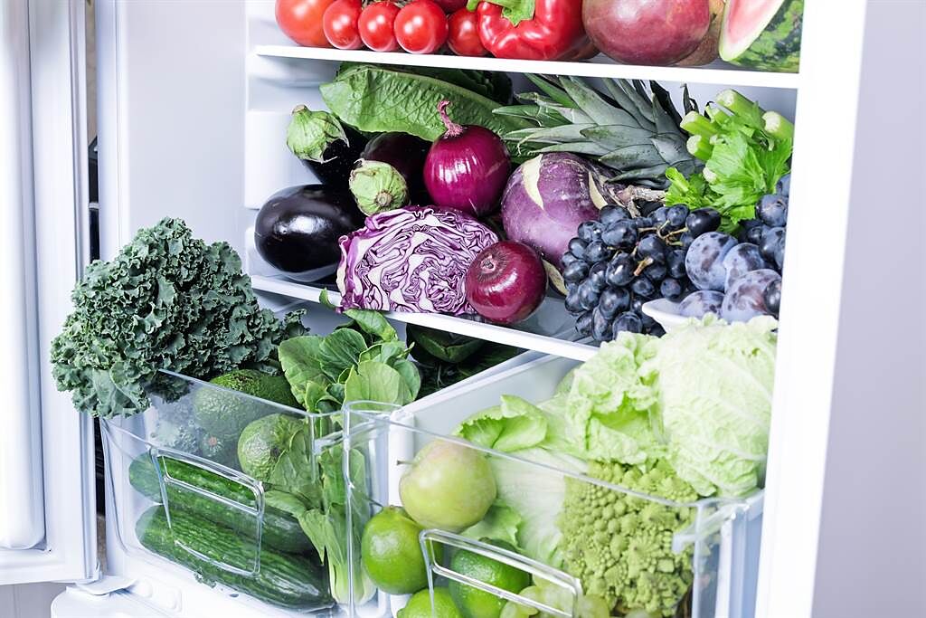 一直都做錯！蔬菜在冰箱裡橫放，葉菜爛得快。營養師傳授蔬果保鮮術。(示意圖/Shutterstock)