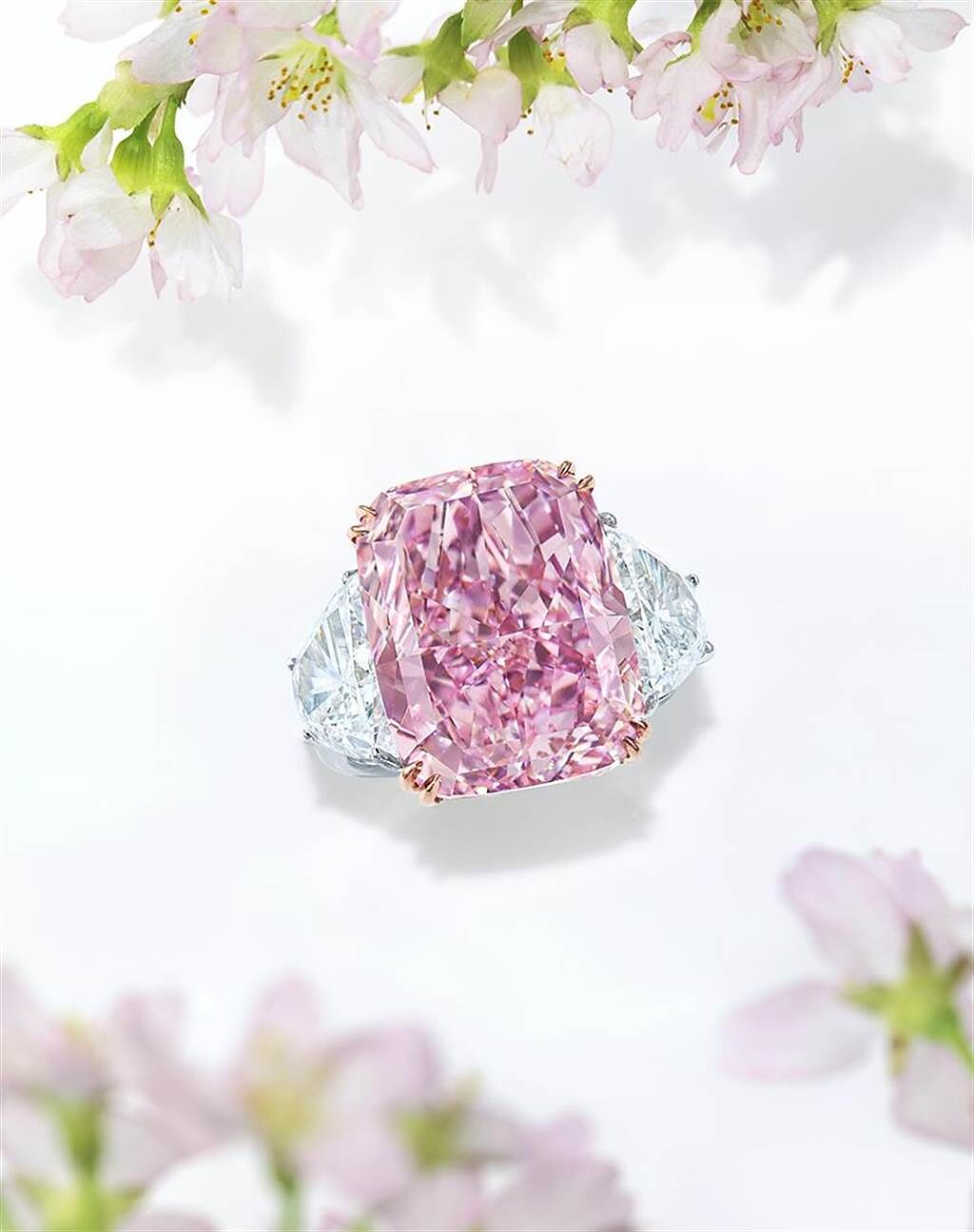 有名字的寶石身價不凡，15.81克拉《The Sakura Diamond》粉紅鑽戒指以2.26億港幣（約2929萬美金）落槌，創下粉鑽拍賣紀錄。（Christie’s提供）