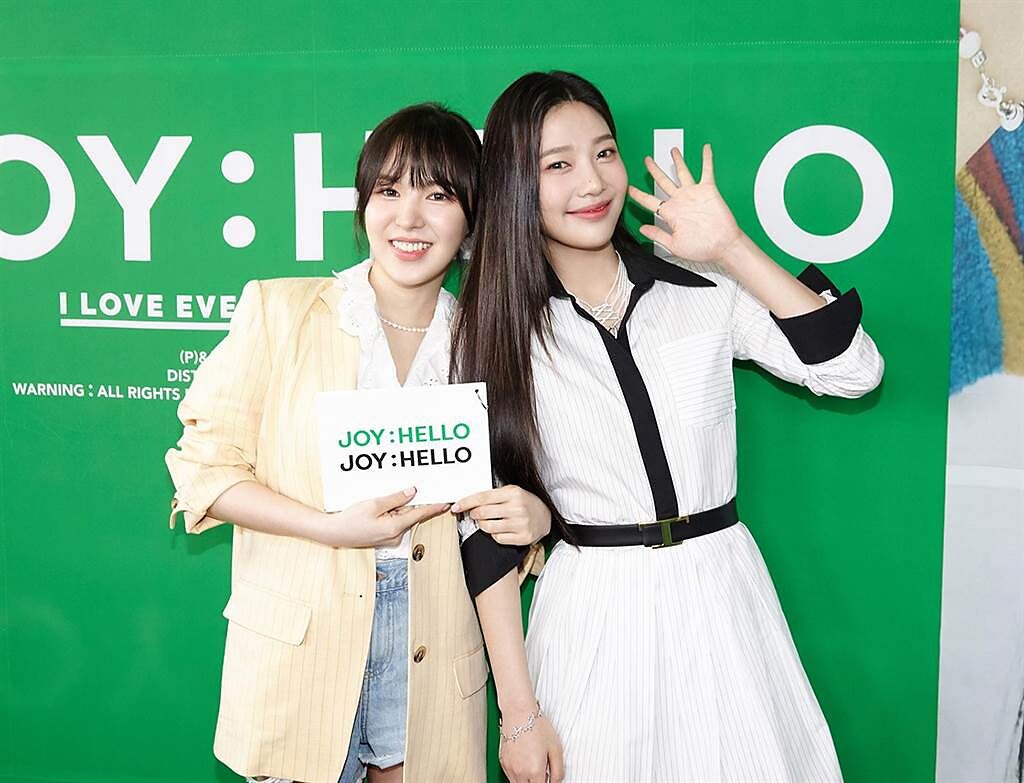 Wendy（左）特別擔任Joy特別專輯記者會主持人。（SM娛樂提供）
