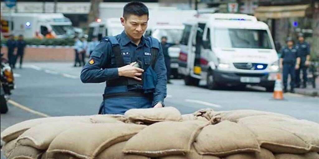 劉德華、劉青雲主演的香港警匪動作片《拆彈專家2》獲好評。（中華電信提供）
