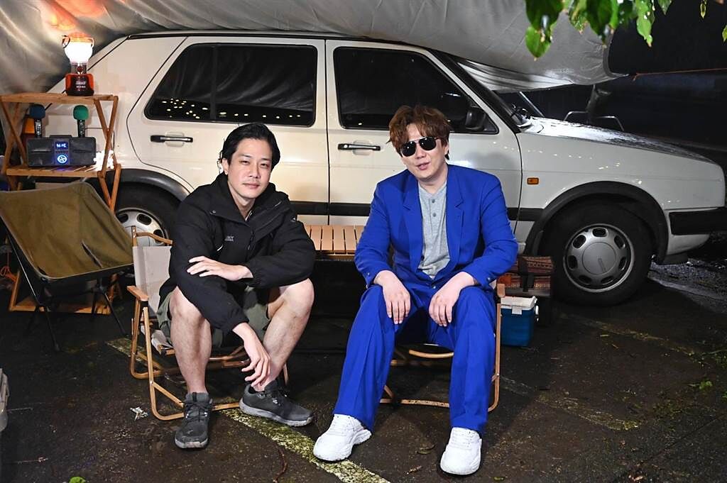 薛仕凌與蕭煌奇合作〈倔強的孤單〉MV，兩人互讚彼此作品。（環球音樂提供）