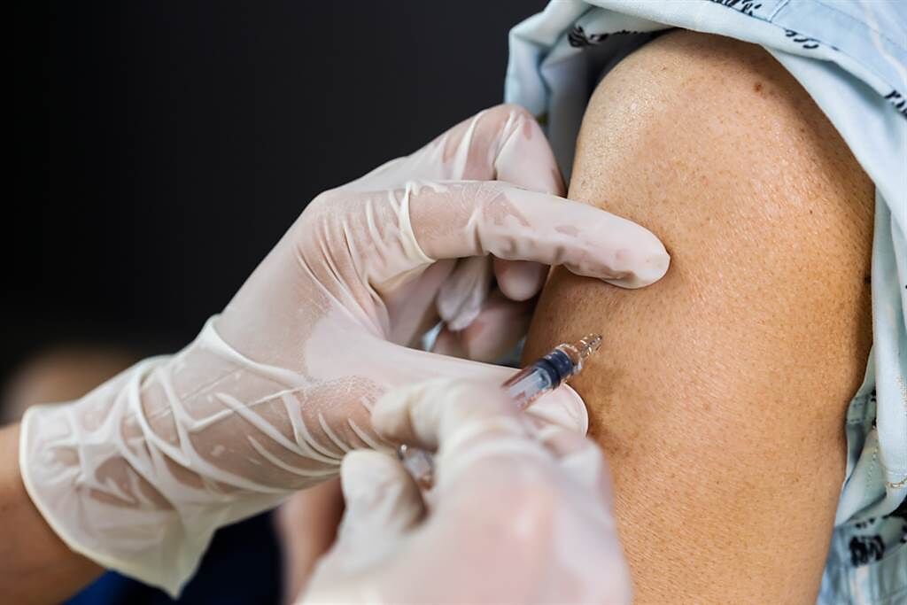 指揮中心推疫苗大規模接種，加速民眾獲得免疫保護力。（圖／Shutterstock）