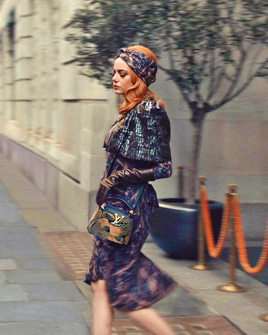 艾瑪史東在《時尚惡女：庫伊拉》拎LV為她特別打造的CAPUCINES手提包。（摘自IG）