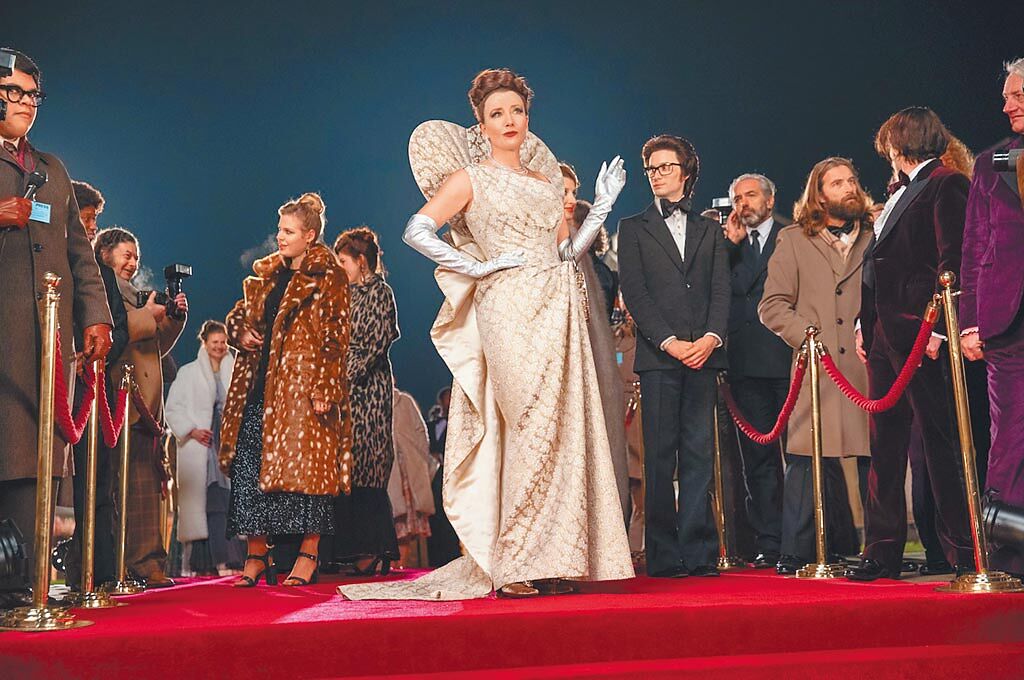 艾瑪湯普森在電影飾演男爵夫人，佩戴De Beers的Arpeggia系列鑽石項鍊和耳環。（摘自電影劇照）