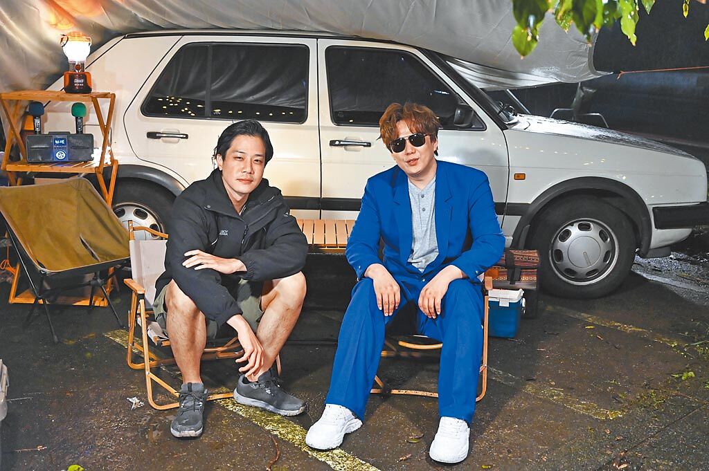 薛仕凌（左）與蕭煌奇合作〈倔強的孤單〉MV，兩人互讚彼此作品。（環球音樂提供）