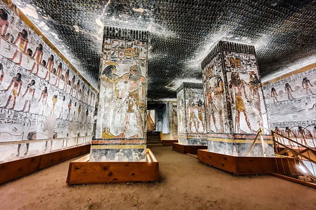 ▲牆壁和天花板佈滿壁畫。　圖：埃及旅遊推廣局-Instagram@maximussky7╱提供
