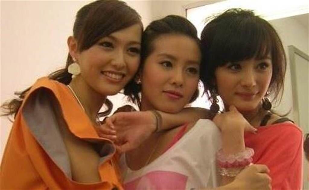 藝人劉詩詩、楊冪、唐嫣三人因合作電視劇《仙劍奇俠傳3》，因此三人建立了姊妹情誼。（圖/微博）