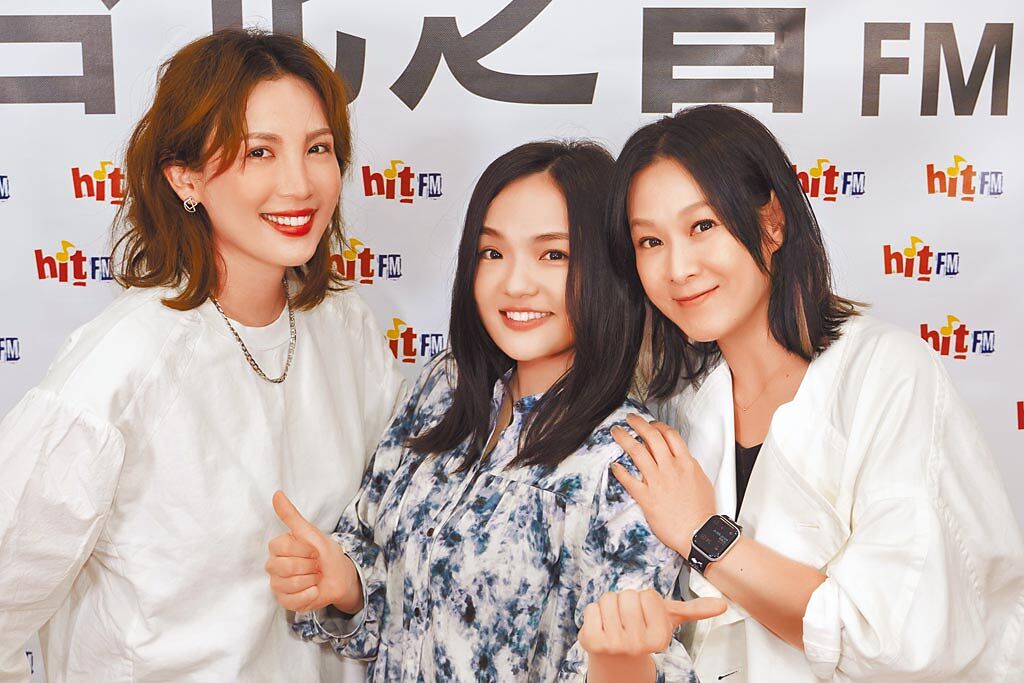 魏如萱（左起）、徐佳瑩、劉若英一起在電台節目暢聊。（Hit Fm聯播網提供）