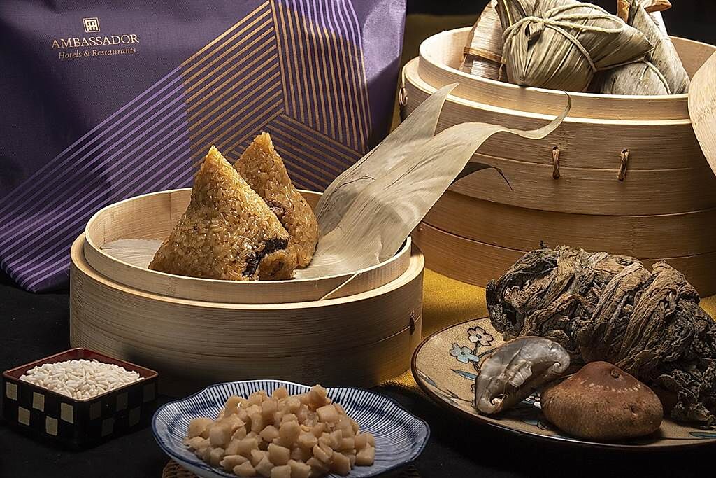 台北國賓飯店的〈客家梅干黑豚肉粽〉，強調是用客家老梅干菜搭配嚴選黑豚肉及香菇入餡。（圖／國賓飯店）
