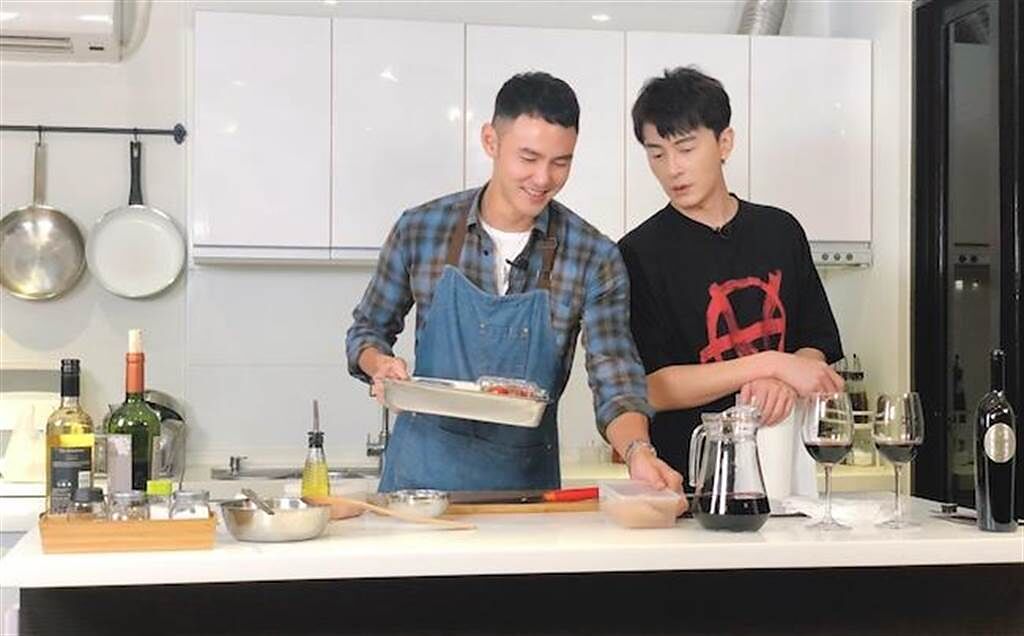 阮經天（左）上好友鄭元暢的YT節目《鄭元暢之不專業廚房》。（最大國際娛樂提供）