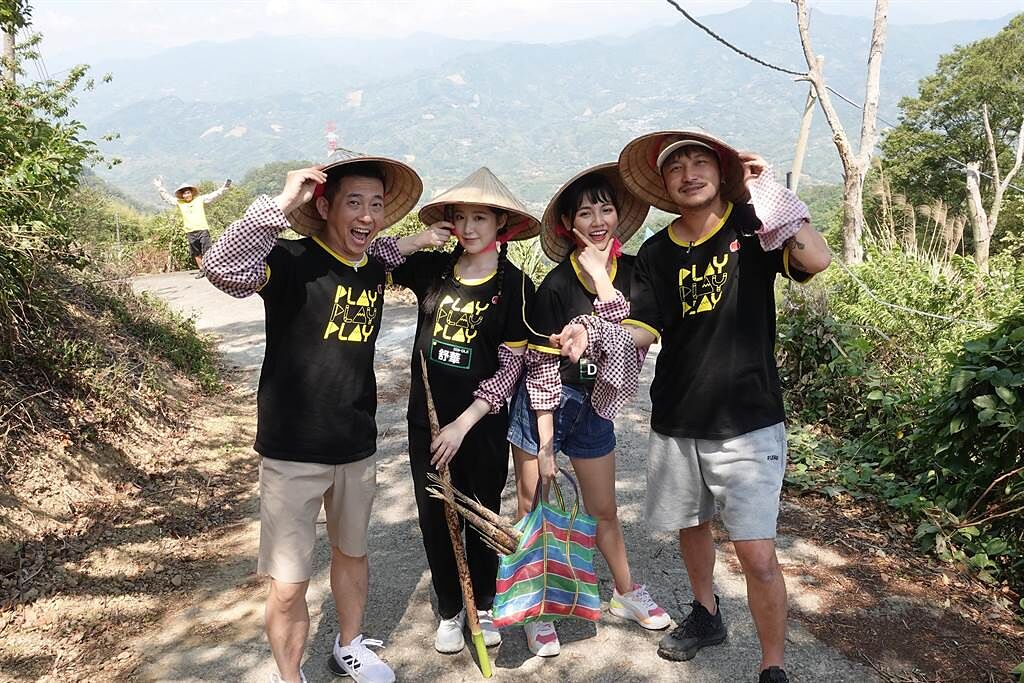屈中恆（左起）、葉舒華、Dora與KID一起出任務「採桂竹筍」。（Cube Entertainment提供）
