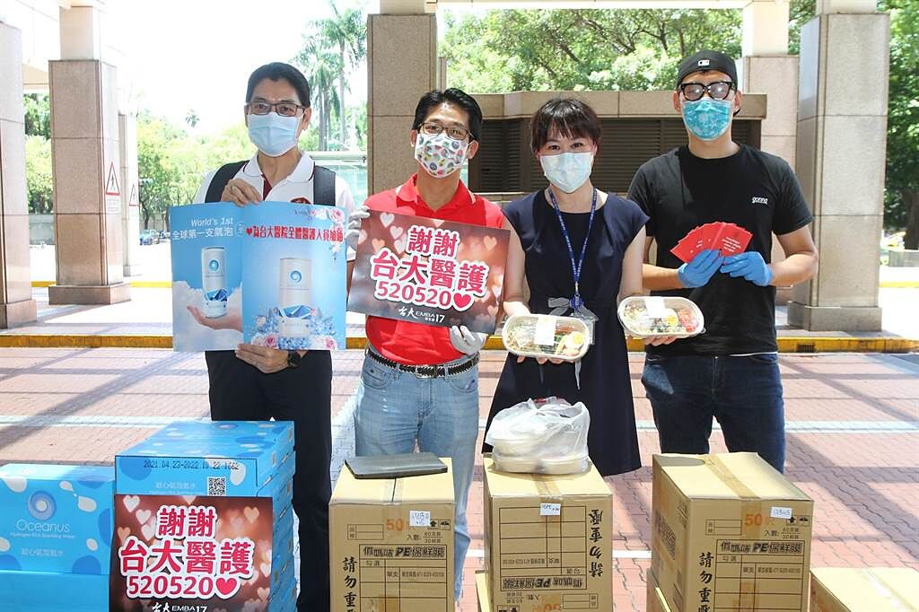 國立臺灣大學EMBA第17屆學生會與雄獅集團旗下餐飲品牌「gonna共樂遊」攜手為醫護人員送餐盒。（雄獅集團提供）