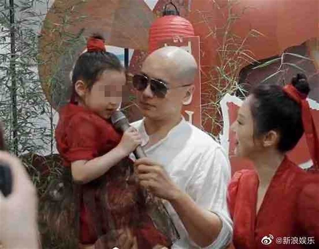 高雲翔離婚後首度同框前妻董璇，幫女兒過5歲生日。(翻攝自新浪娛樂微博)