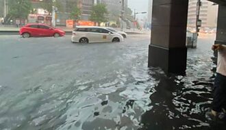 豪雨狂倒畫面曝光 北市忠孝東路成黃河 水淹進店家老闆求救