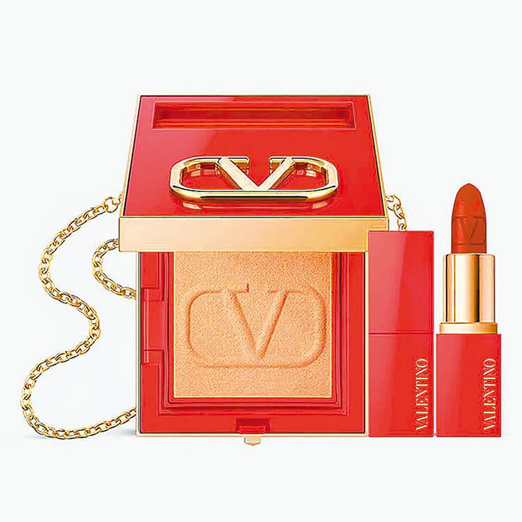 Valentino彩妝組合內含脣膏、蜜粉及蜜粉刷，售價199歐元，約台幣6705元。（摘自官網）
