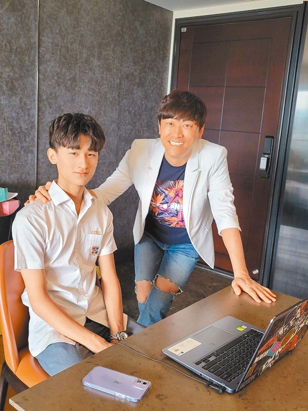侯昌明（右）昨在家盛裝參加兒子KenKen的線上畢業典禮。  （摘自臉書）