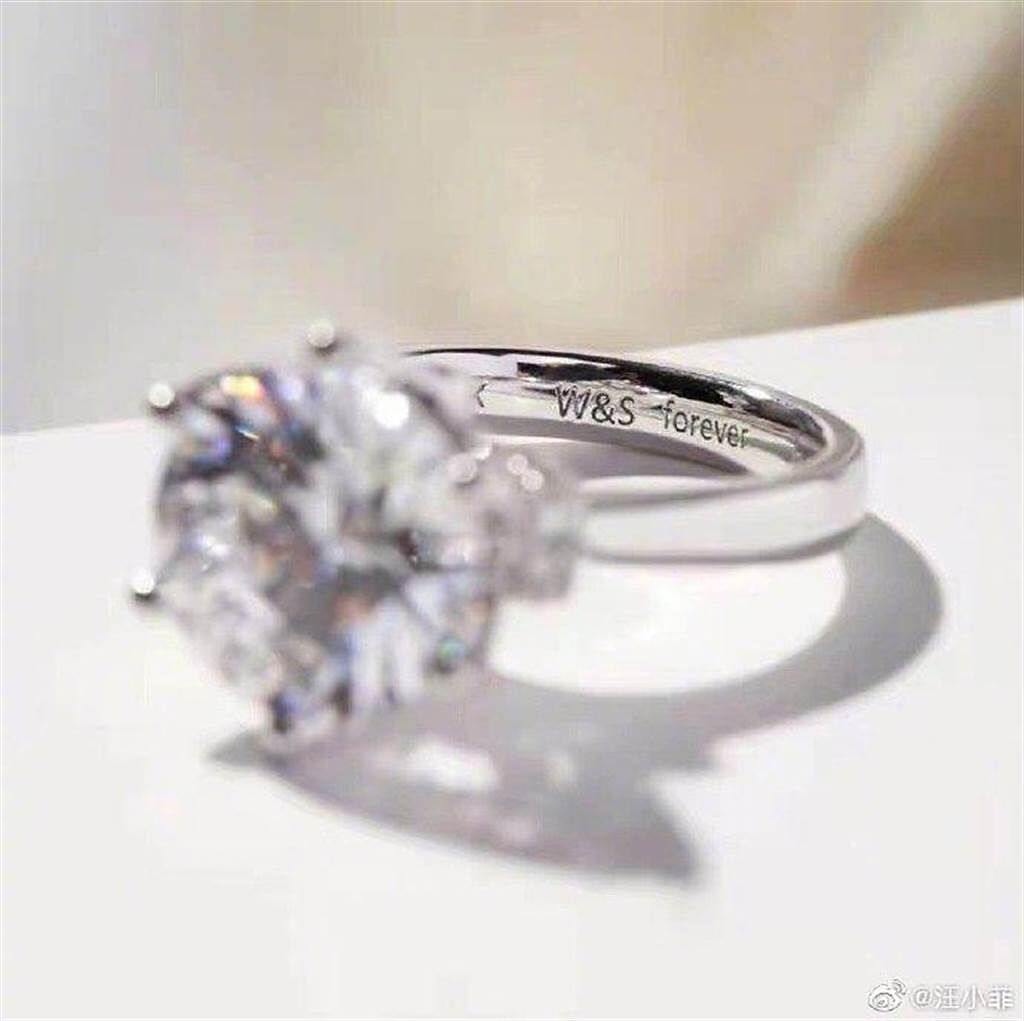 汪小菲在微博秀出贈老婆的大鑽戒。 （摘自微博）