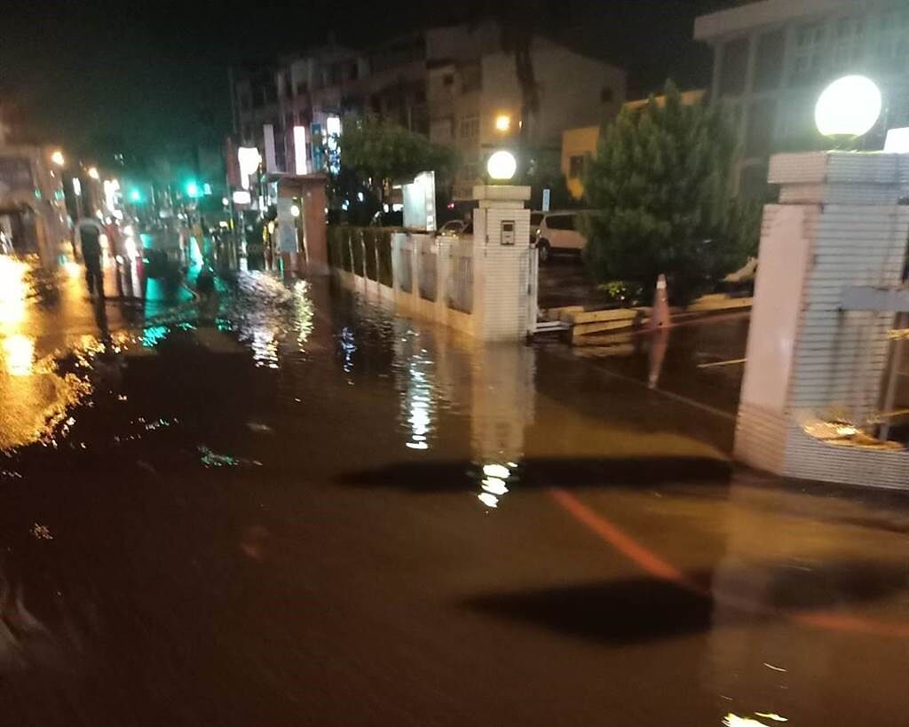 雨彈狂炸，台南市麻豆區市中心興國路、中山路、中正路口附近道路晚上7點半時開始積水，幸好8點半左右水已退去。（讀者提供／劉秀芬台南傳真）