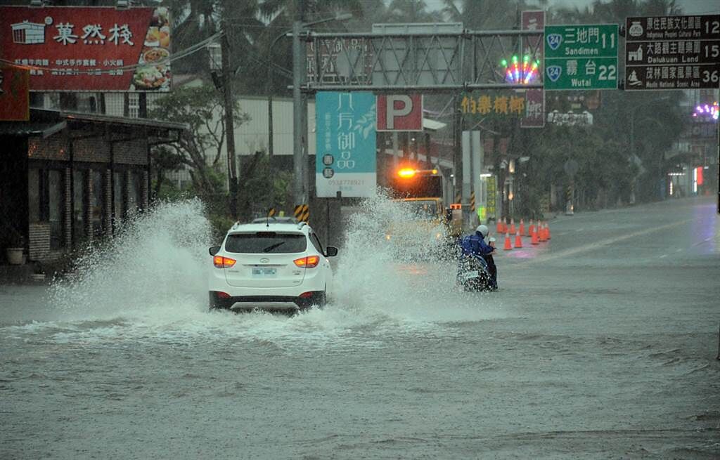 國道三號長治交流道下因雨淹水，車道成為水道，車輛經過濺起大片水花。(林和生攝)