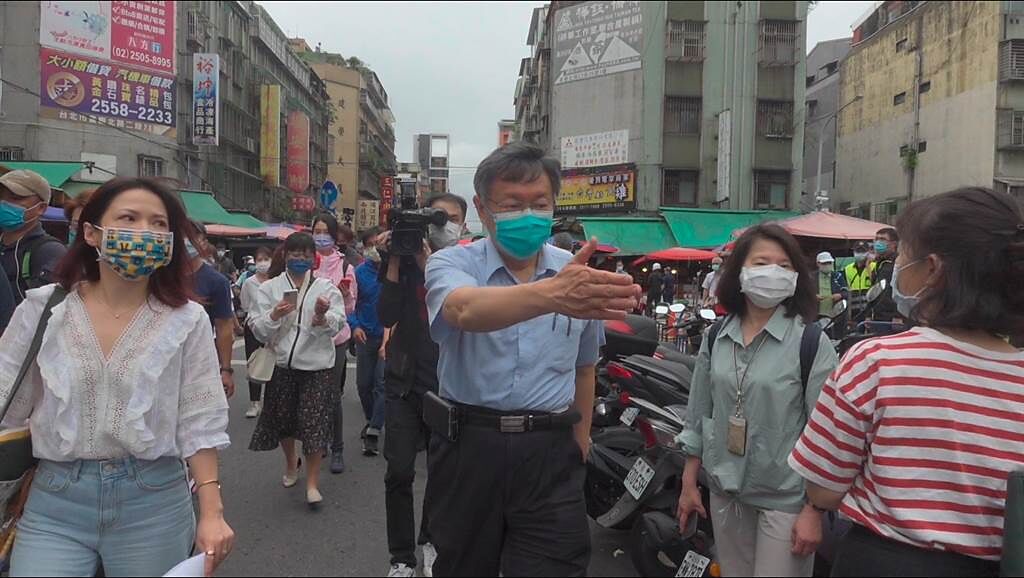 台北市長柯文哲6日上午前往濱江市場視察，發現人滿為患。（北市府提供／張穎齊台北傳真）