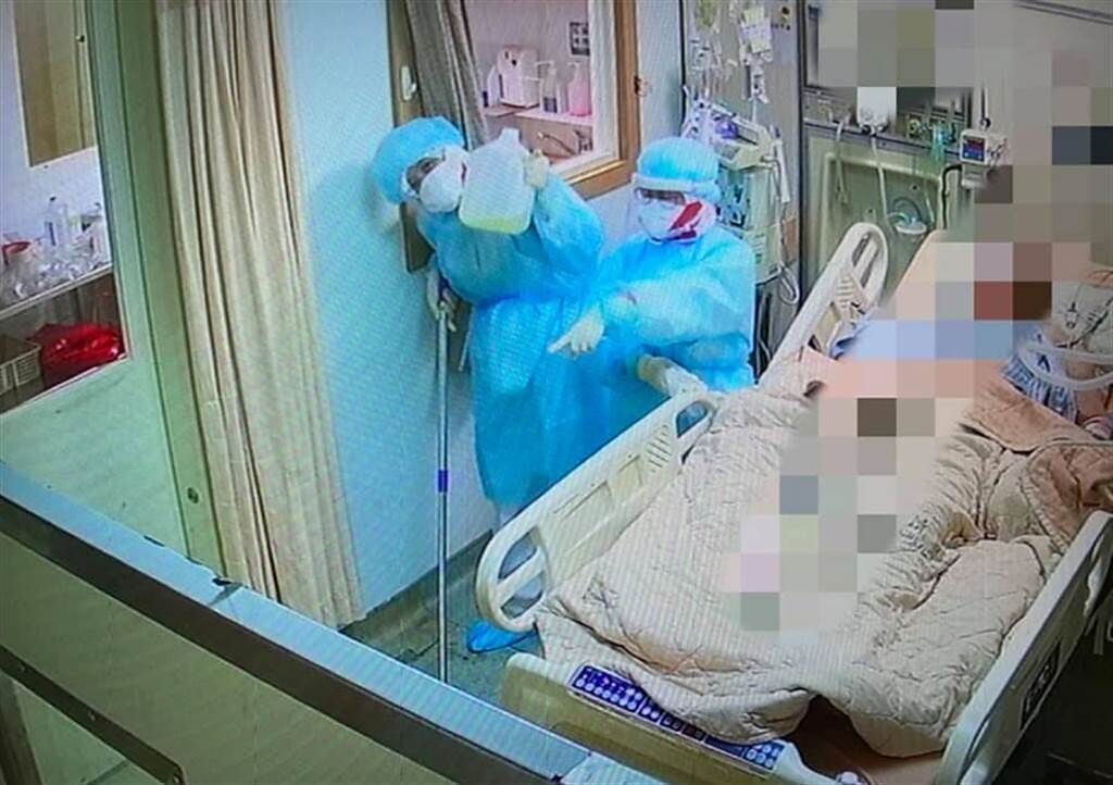 一名護理師在臉書分享自己在ICU加護病房的工作照，坦言現在是靠意志力在撐，自曝下班後只能躲在人群後放聲大哭。(圖截自臉書/林婷一下吧 icu護理師)