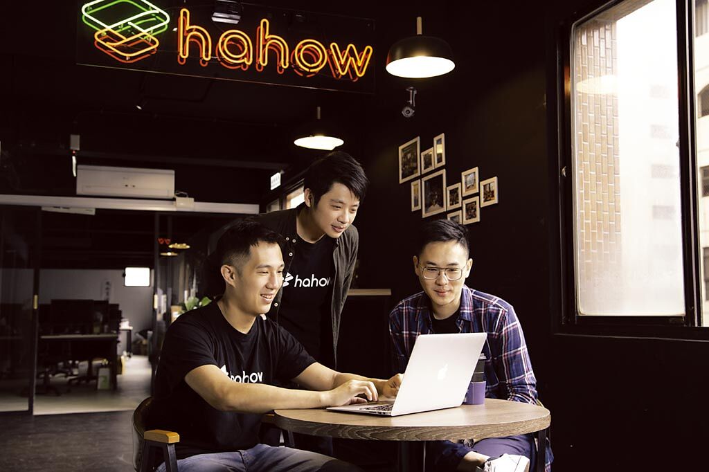 左起Hahow共同創辦人江前緯、營運長周昱存、共同創辦人黃彥傑。圖／Hahow提供
