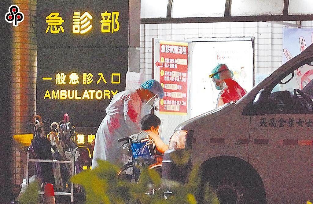 胸腔科醫師蘇一峰指出，國內新冠肺炎的死亡率攀升，代表「醫療量能不足」，凸顯台灣多年來重症資源不足的問題。（資料照）
