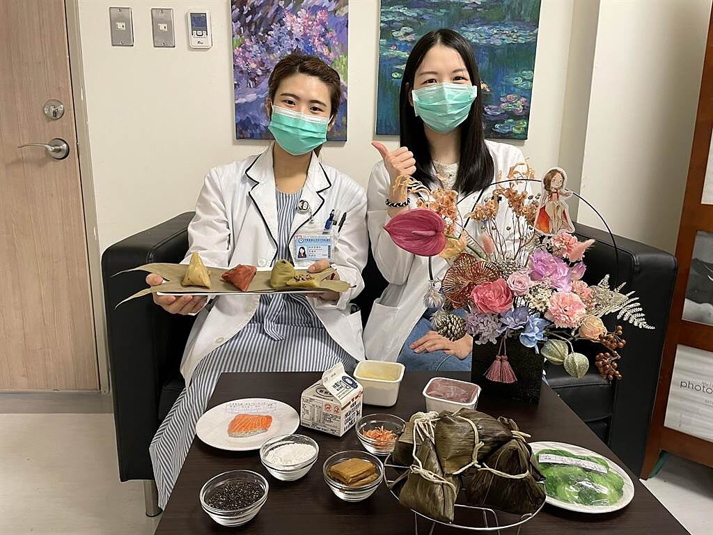 中醫大新竹附設醫院營養師黃琳惠（右）和黎姵吟（左）教「宅在家」的民眾做「補鈣健康粽」。（羅浚濱攝）