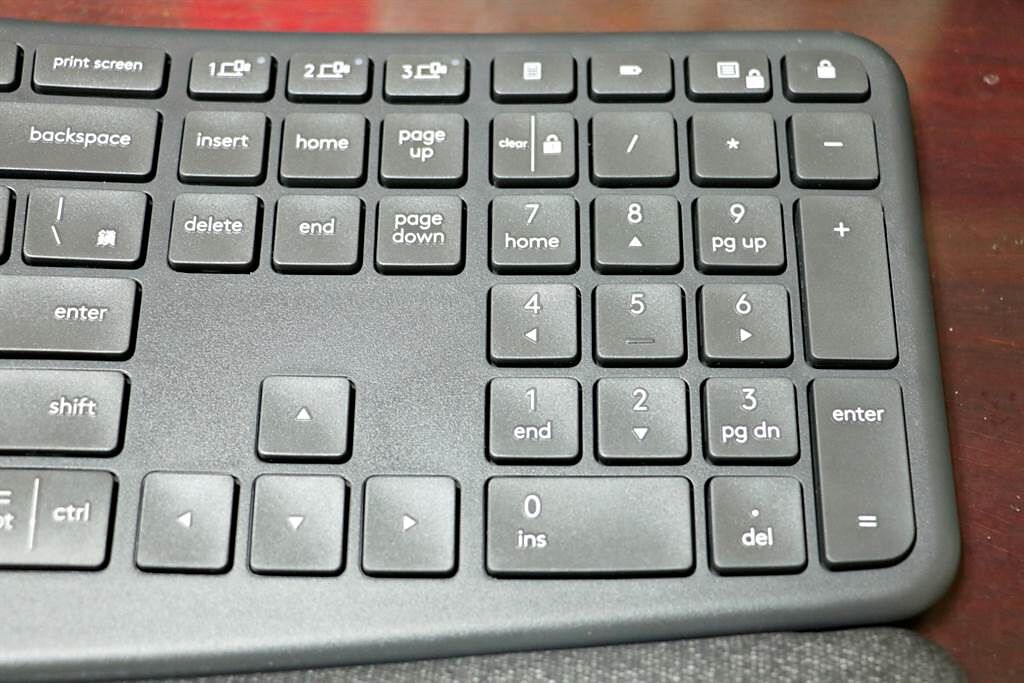 羅技 ERGO K860 擁有完整數字鍵盤，也可切換三個配對裝置。（黃慧雯攝）