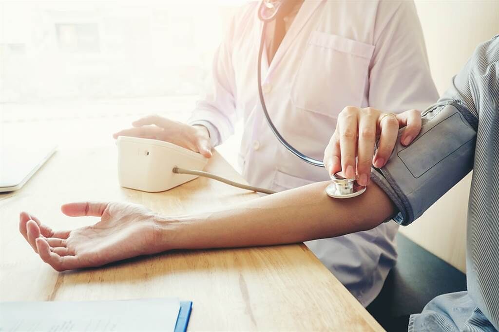 高血壓、心臟病患若染疫恐轉重症，4大指標自保救命關鍵。(示意圖/Shutterstock)
