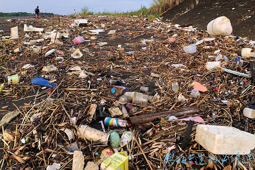 宜蘭竹安溪口溼地滿是垃圾（圖片提供：海湧工作室）