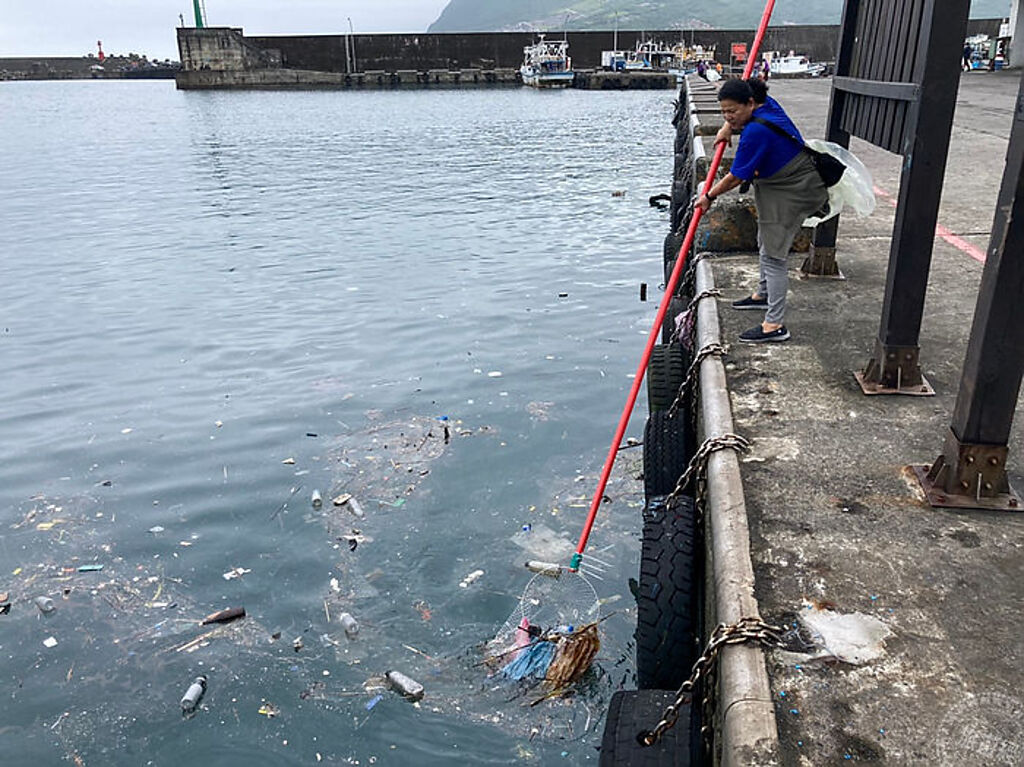 五區五淨港清除漁港垃圾(圖：新北市政府漁業處提供)