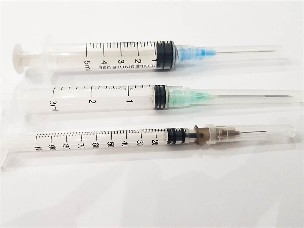 新竹縣竹北市衛生所自費選用刻度較精細的針筒施打新冠肺炎疫苗，發揮了最大的效益，圖中由上而下分別為，5c.c.、3c.c.、1c.c.的注射針筒。（示意圖／Shutterstock）