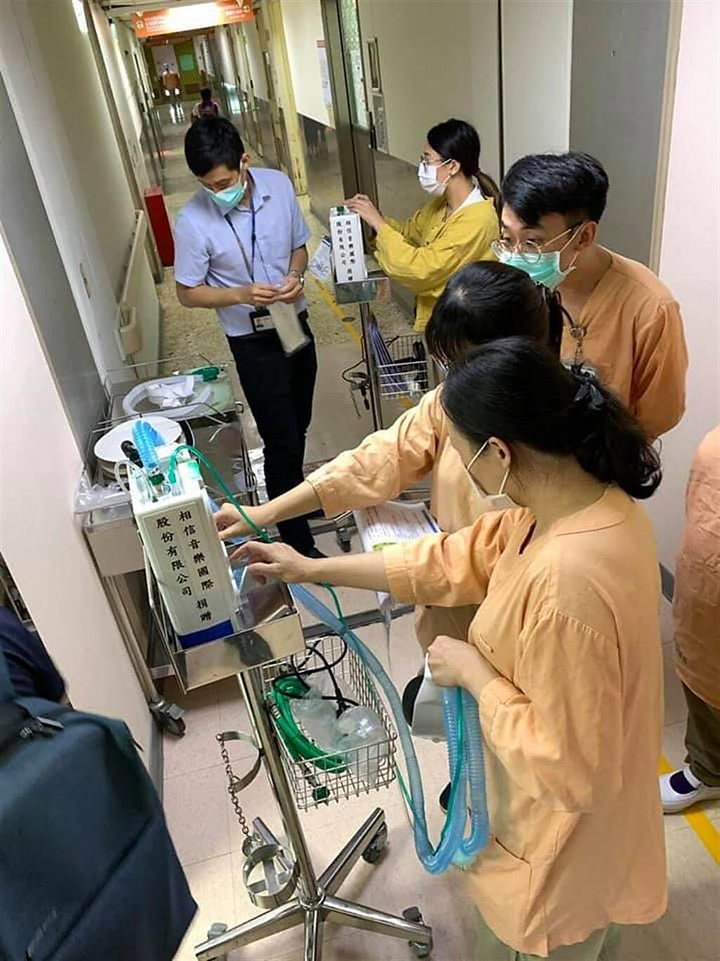 五月天所屬的相信音樂捐贈呼吸器到醫院。（翻攝Camille Wu臉書）